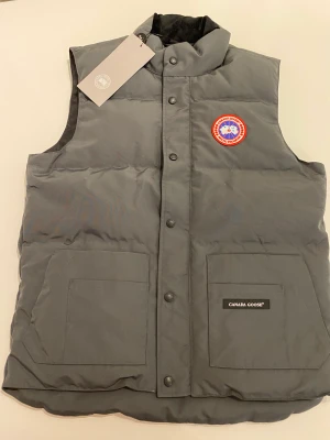 Canada goose väst  - Helt ny  Storlek M passar även S. Checka in profilen finns mycket annat för bra priser.