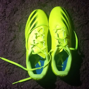 Fotbollskor  - Den här skor kostar entligen 600 kr jag har inte änvändit den