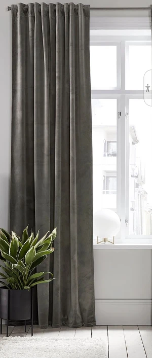 Gardiner oanvända - Gardiner plus öljettkappa Mörkläggningsgardiner. 1 pack.   Storlek: bredd:132cm, höjd: 250cm Färg: Grå  Öljettkappa, storlek: längd: 40cm, bredd: 250cm Färg: Svart.  Köpta från ELLOS. Obs inga fästen ingår.  Säljes endast paketpris 269:-