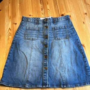 Superfin jeans kjol storlek 38. Knappar framtill. Mycket fint skick. Använd en gång  Ser inget att anmärka. 