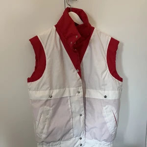 Cool väst - Vit väst med röda detaljer och rött innertyg. Köpt secondhand, endast använd en gång på after ski i alperna⛷️