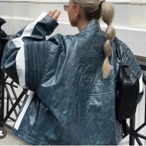 Boxig bikerjacka/ skinnjacka PU - Jacka i nyskick, aldrig använd. Storelk M/L. Köpt på plick sen innan men aldrig använd.