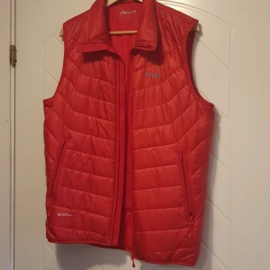 Röd väst från Bergans of Norway  - Röd väst från Bergans. Storlek M. Använd vid 2 tillfällen. 