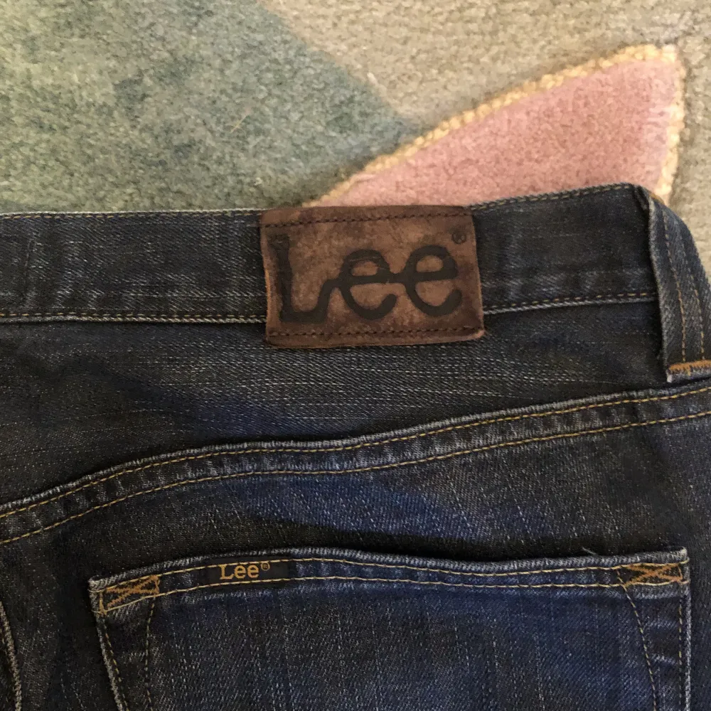 Lee jeans i bra skick utan några defekter. De är väldigt lika Levis 501 i passformen. Skriv gärna om du har några frågor!. Jeans & Byxor.