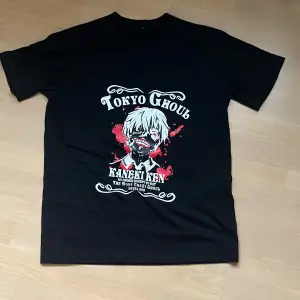 Sjukt cool t shirt med tryck från animen Tokyo ghoul köpt i London.