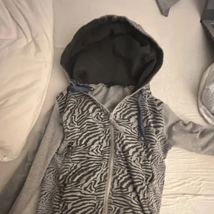 Vintage boosley - Rare y2k zebra hoodie i mærket “boosley” Str m men fitter s/xs