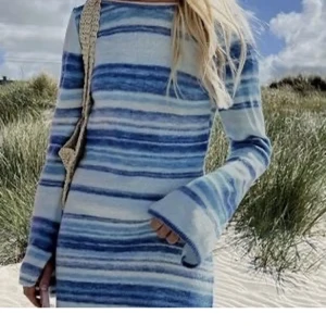 Blå stickad klänning  - Säljer den populära blåa klänning från nelly. Den finns inte o köpa längre! Storlek XS, passar S/ liten M också. Den ä så vacker och öppen i ryggen. Jag har ba använt den 1 gång sen den köptes så den är i nyskick. Nypris är 599kr🩷