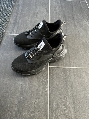 Steve madden sneakers  - Helsvarta Steve madden sneakers, knappt använda.  Storlek 39 men mer som en 38:a   Från djur och rökfritt hem 