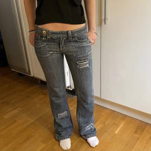 Lågmidjade jeans med assnygga detaljer!! Perfekt för 175+/180 tjejer!! Köpta second hand men i fint skick!! 💕💕