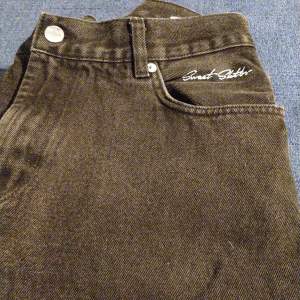 Snygga baggy Sweet SKTBS Jeans i fint skick utan defekter. De har legat orörda ett tag nu då jag växt ur dem. Storleken är M vilket motsvarar ungefär 30-32 i midja och 30 i längd. Ställ gärna frågor 👍