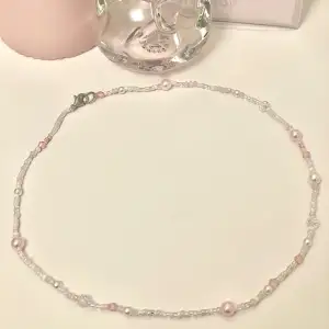 Handgjort pärlhalsband med vita rosa och genomskinliga pärlor💗