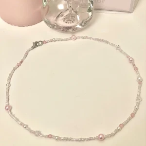 Fint gulligt rosa och vitt pärlhalsband💗 - Handgjort pärlhalsband med vita rosa och genomskinliga pärlor💗