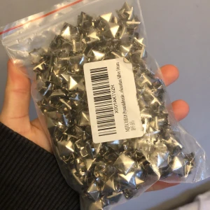 Nitar - Små nitar som man kan sätta på saker, köpte de här på Plick men fick inte så mycket användning utav de. Tycker inte att de sitter så bra. Förpackningen de är i är sliten.