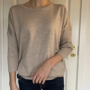 Beige 3/4 tröja  - Aldrig använt, varm och skön, sitter bra   
