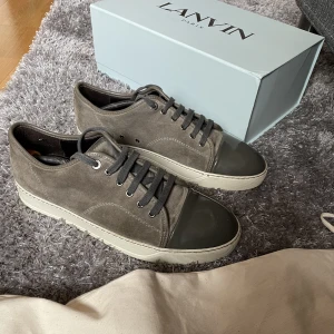 Lanvin cap toe - Tja! Säljer nu dessa Lanvins. Box och Dustabg medföljer. Storlek 43, uk 9 Skick 7/10, bra skick, har få defekter Nypris: 3999kr. Hör av dig för fler bilder och info!