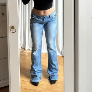 Midrise bootcut jeans  - Midrise bootcut jeans från bondelid! Köpta här på Plick men säljer då dom var för stora för mig, lånade bilder Midjemått 80cm och innerbenslängd 89cm