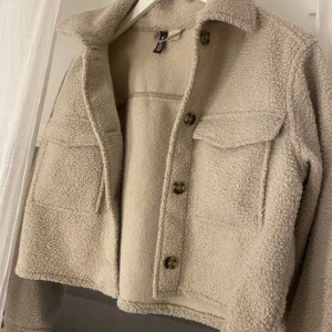 Supersnygg vårjacka! - Säljer denna croppade fluffiga jacka från hm. Den är i storlek xs och är i fint skick. Säljer för 100 kr + frakt💞