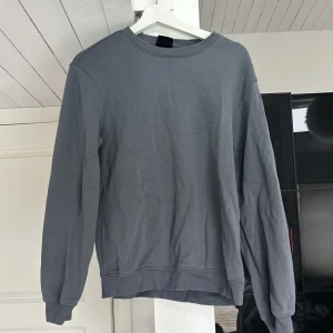 Sweatshirt - Skriv för mer information.🩶