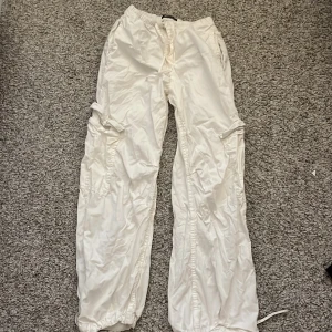 Low waisted parachute - Jättefin vit paraschut low waisted från Gina tricot. 