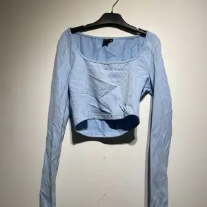 En blå kort tröja från shine! Aldrig använd bra matrial!