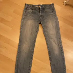 Mid Waist jeans köpta secondhand. Bra skick. Storlek 36