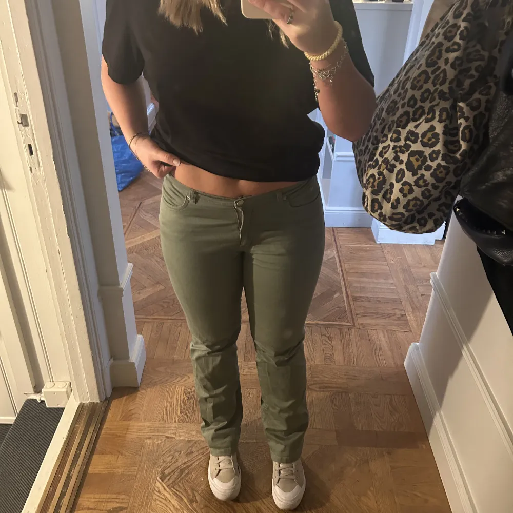 Ett par militärgröna bootcut jeans som sitter väldigt bra. Ganska stretchiga så skulle absolut säga att folk som är mindre än mig passar bra i dessa då de är för slå för mig.. Jeans & Byxor.
