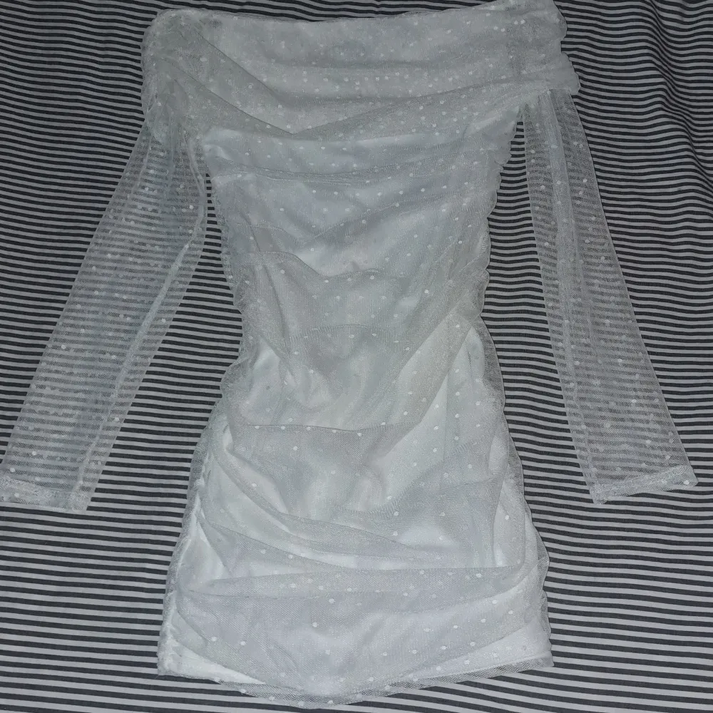 En jätte snygg vit klänning som jag måste sälja då jag tömmer garderoben 🩷. Klänningar.