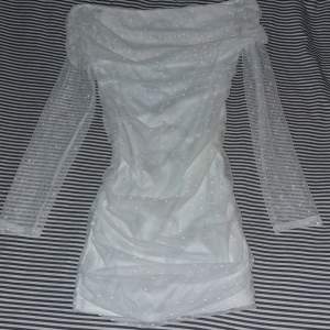 En jätte snygg vit klänning som jag måste sälja då jag tömmer garderoben 🩷