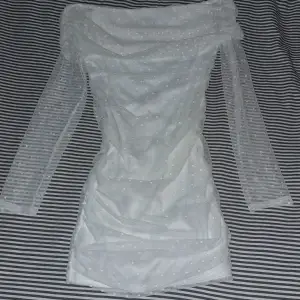 En jätte snygg vit klänning som jag måste sälja då jag tömmer garderoben 🩷