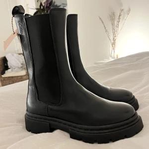 Boots - Så snygga svarta boots, aldrig använda, perfekta till höst och vinter. Liknande de på sista bilden. Fick i present men var inte min stil🤍nypris 1500