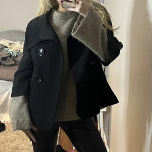 Jacka - Säljer denna så fina trekvartsärmade kappan😍