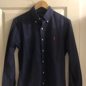 Ralph Lauren skjorta - Ralph Lauren skjorta i fint skick, storlek S, marin blå, säljs då den inte används längre, skjortan passar också M bra. 
