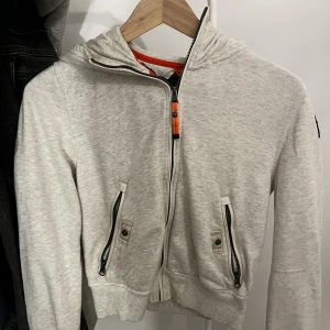 Parajumper - Använd ett par gånger men inga synliga defekter, kan skicka fler bilder om det är behövs, är äkthetskollad!