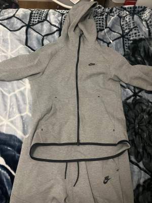 Nike tech fleece tracksuit old season koftan är i storleken S och byxorna storleken L och kan passa M de har inga fläckar eller hål. Mvh// Lucas Hanna 