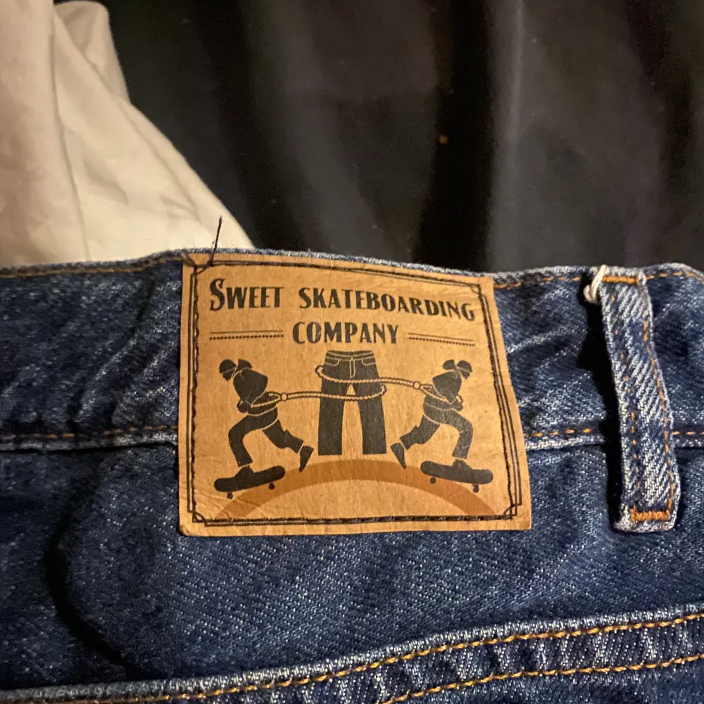 Ett par riktigt snygga baggy jeans från sweet sktbs. Skicket är riktigt bra och storleken M.  Skriv för mer frågor!. Jeans & Byxor.