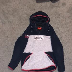 Hoodie - Tjock tjöja svart och vit väldigt skön 