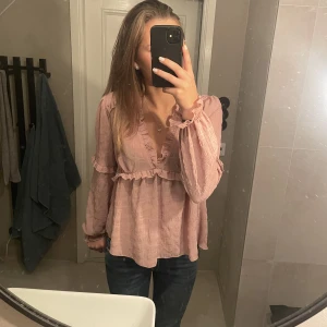 Blus NAKD - Säljer min super söta blus från nakd, använd 1 gång💕 inga defekter och storlek m men passar S-L💕 hör av vid frågor, köparen står för frakten 📦