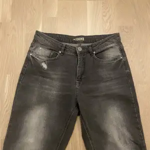 Jättefina gråa jeans från Kappahl som knappt kommit till användning💗Innerbenslämgd:68cm Midjemått:38 (Skriv för mer bilder och info)