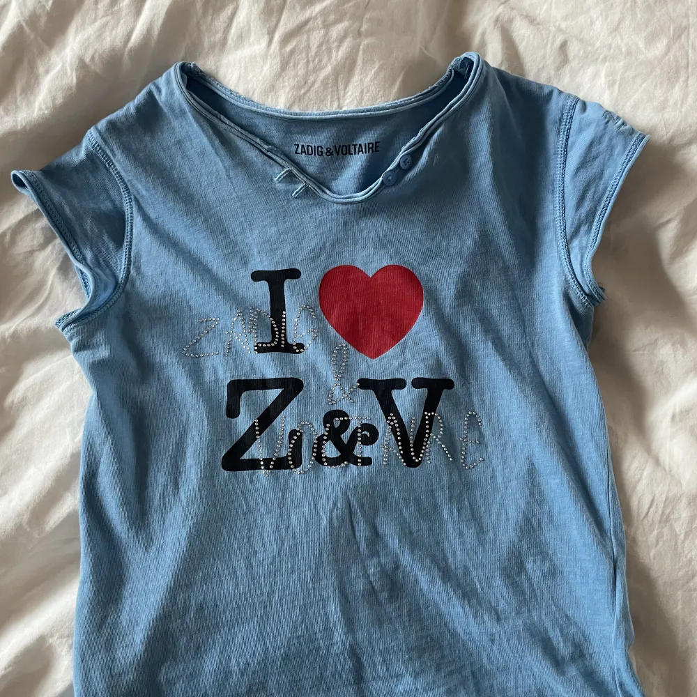 såååå söt och unik T-shirt ifrån zadig ❤️❤️❤️ säljer  är för liten för mig då dne är i barnstorlek . T-shirts.
