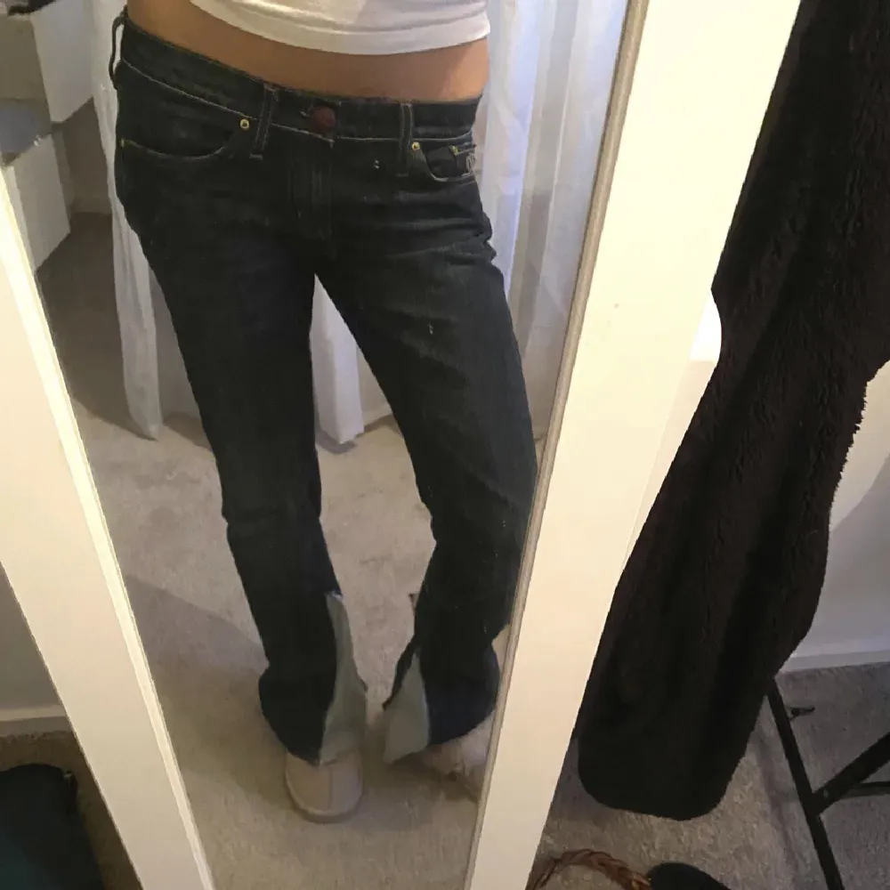 Jättefina och unika jeans med utsydda med ljust tyg 😻😻 så fina och lowwaist. Jeans & Byxor.