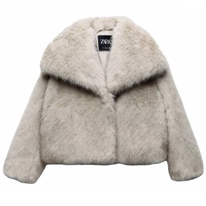 Pälsjacka  - Säljer min sjukt snygga pälsjacka från Zara. Den är helt ny och prislappen sitter kvar. Storlek S. Helt slutsåld på hemsidan. Jackan är väldigt varm och funkar bra till vintern!  