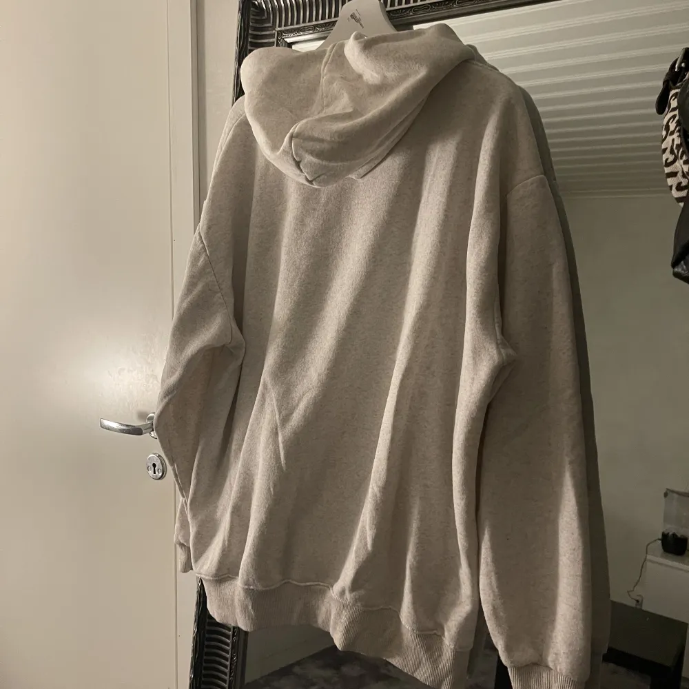 Säljer denna tröjan då den inte kommer till användning, från chiquelle, är grå/ beige, bra skick🌸. Hoodies.