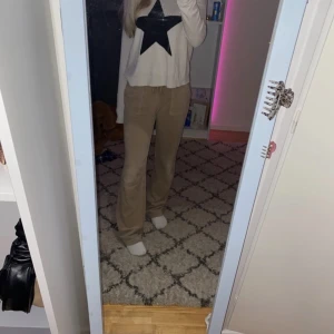 Juicy byxor  - Säljer för att jag tröttnat på dom. Snörena är väldigt uttöjda men brukar bara göra en roset så se man det knappt, annars fint skick💗