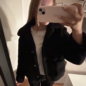 SVART FLEECE/ TEDDY KAPPA - Världens bästa kappa. Bra skick och varm. Sånt där lurvigt fleece/teddy material. KOLLA MINA ANDRA ANNONSER FÖR KAPPOR!!! 🩷