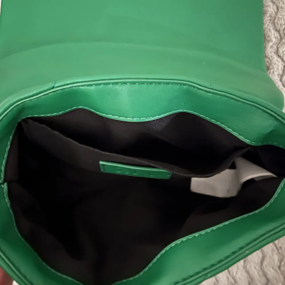 Säljer denna gröna rymliga väska från zara, köpte för 299kr men säljer för 150 + frakt då den knappt är använd och nästan som ny💖. Väskor.