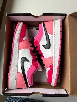 Jordans Low - som nya - Använda Max tre gånger, som nya, kartong och rosa snören medföljer. 