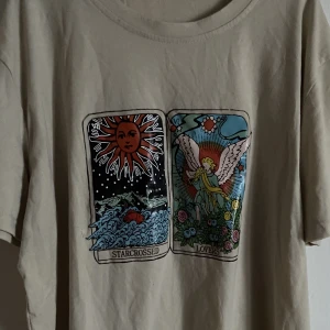 Oversized T-shirt med tryck  - Oversized T-shirt med tarotkort tryck
