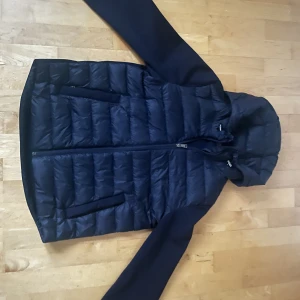 Ralph Lauren cardigan  - Snygg cardigan i bra skick! Det är killmodell i storlek S men den är stor i storleken så S-M. Pris kan diskuteras.  säljer åt min brorsa🤣🤣  