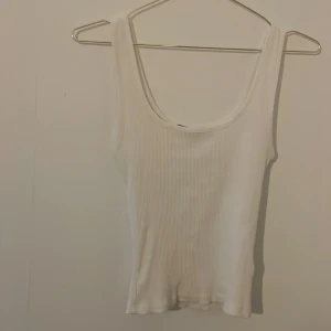 Vitt linne  - Ett jätte gulligt vitt linne från bikbok! Knappt använt och jättefin i skick💕det står att det är fri frakt på mina annonser men det är de inte! Vet ej hur man ändrar