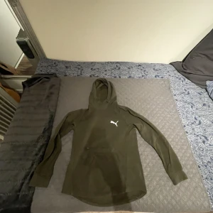 Puma tränings tröja ! - Hejsan säljer nu min pump tröja som är underbar till att springa eller röra på sig den e använd ca 4gånger då den var för stor på mig . Säljer den billigare för att bli av med den. Ny pris 1100kr !